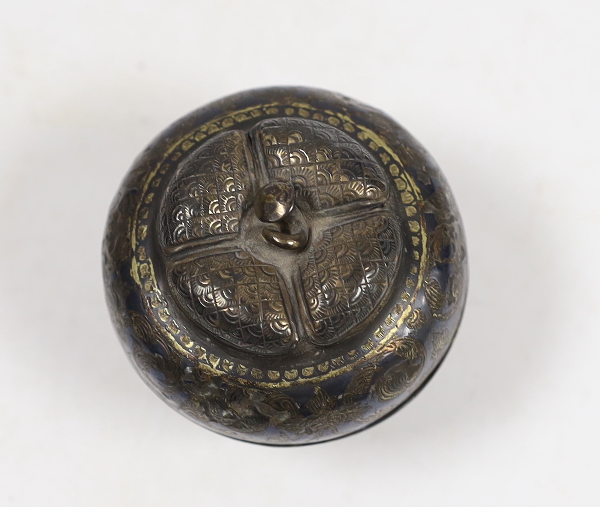 An 18th/19th century Thai silver and niello betel nut box, 5cm